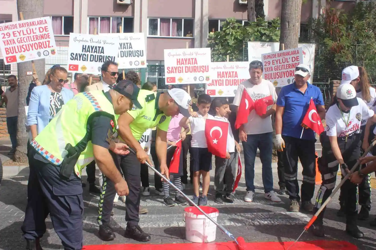 Marmaris’te yaya geçitleri kırmızıya boyandı