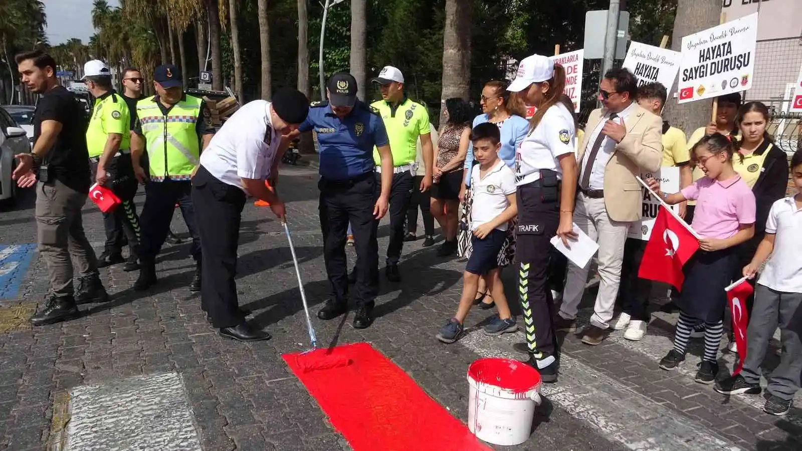 Marmaris’te yaya geçitleri kırmızıya boyandı
