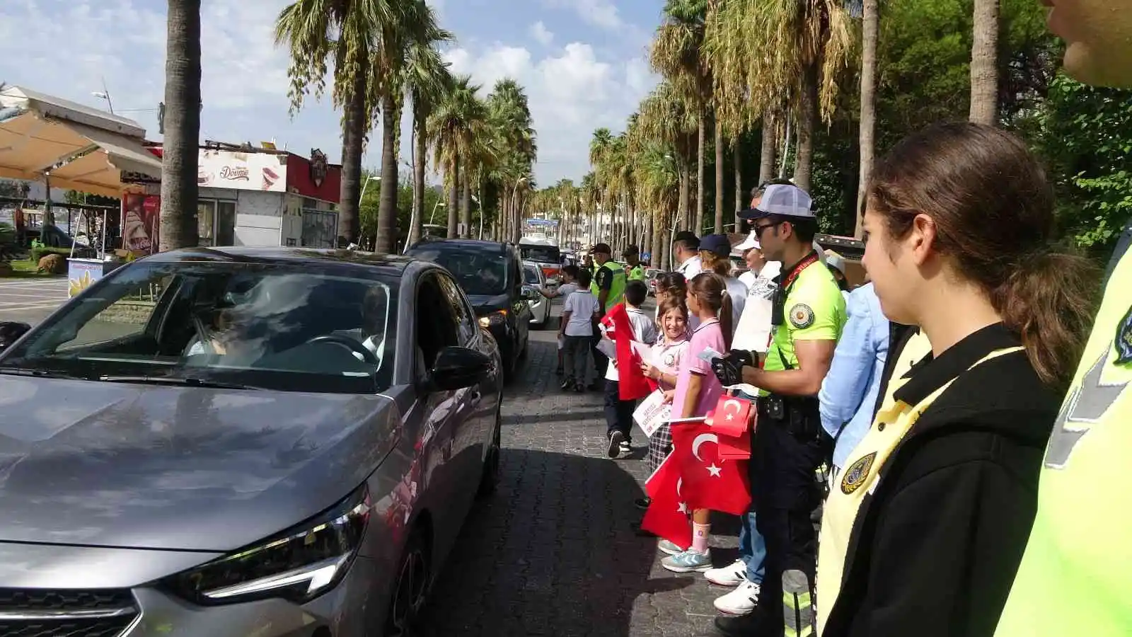 Marmaris’te yaya geçitleri kırmızıya boyandı