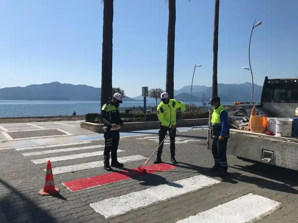 Marmaris’te yaya geçitleri kırmızıya boyandı