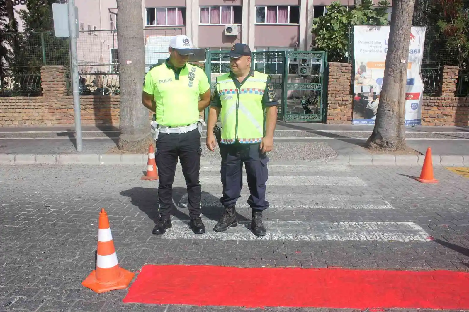 Marmaris’te yaya geçitleri kırmızıya boyandı