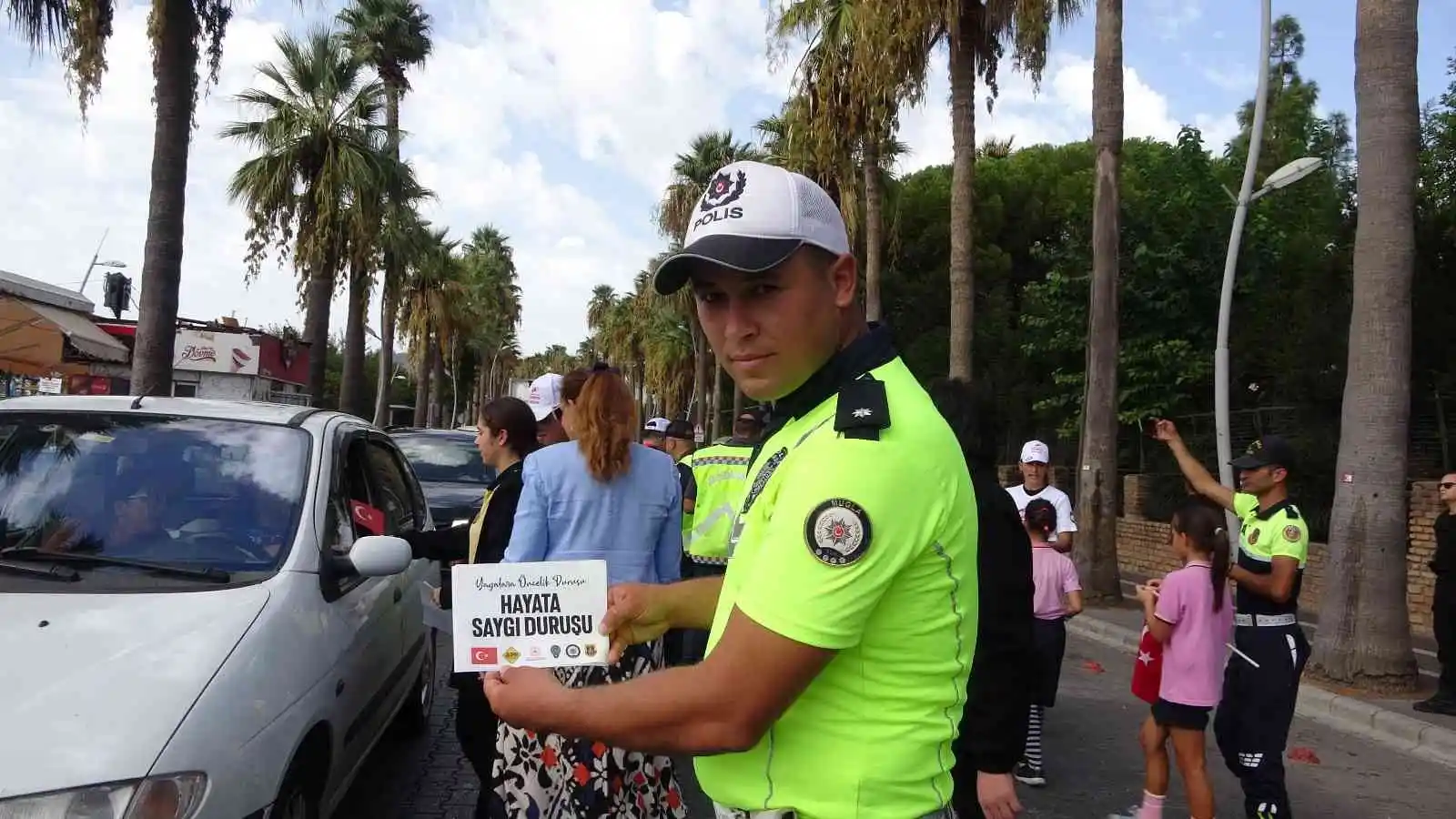 Marmaris’te yaya geçitleri kırmızıya boyandı