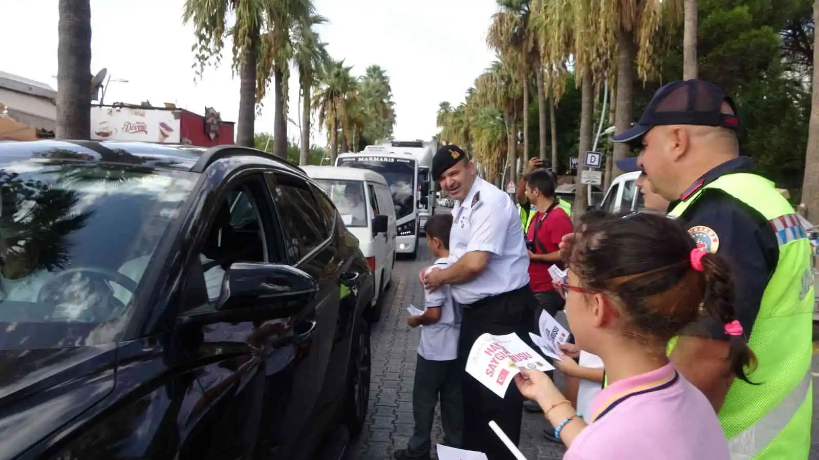 Marmaris’te yaya geçitleri kırmızıya boyandı