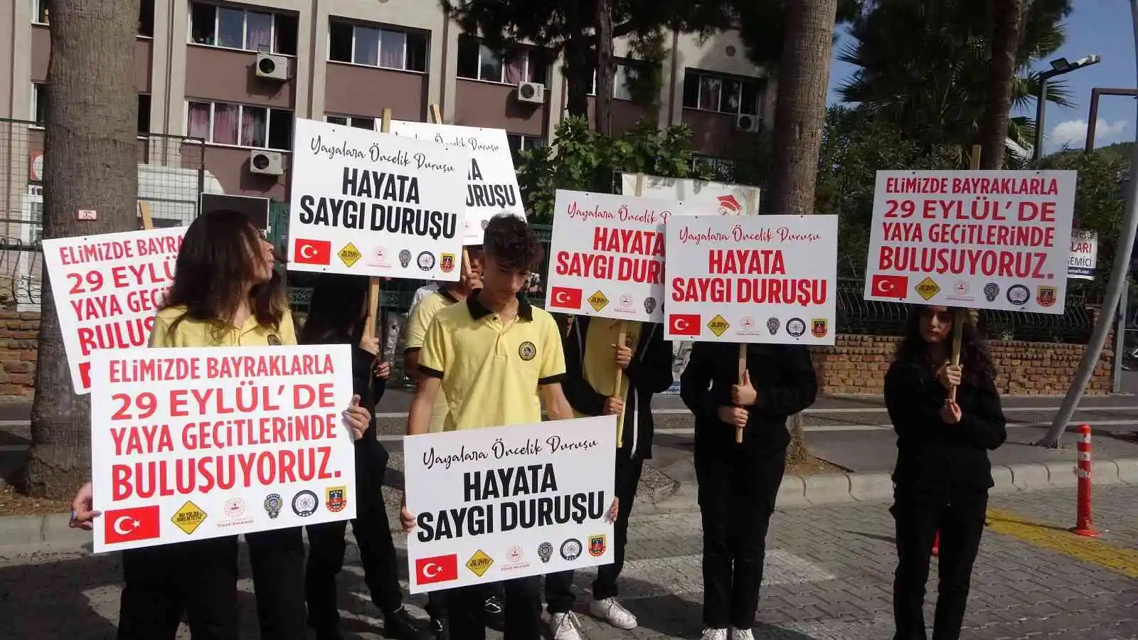 Marmaris’te yaya geçitleri kırmızıya boyandı