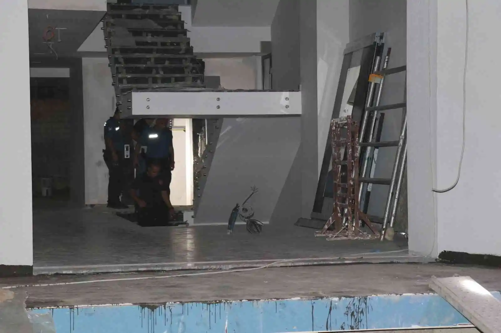 Mermer blok taşıdıkları inşaatın asansörüne düşen 2 işçi yaralandı
