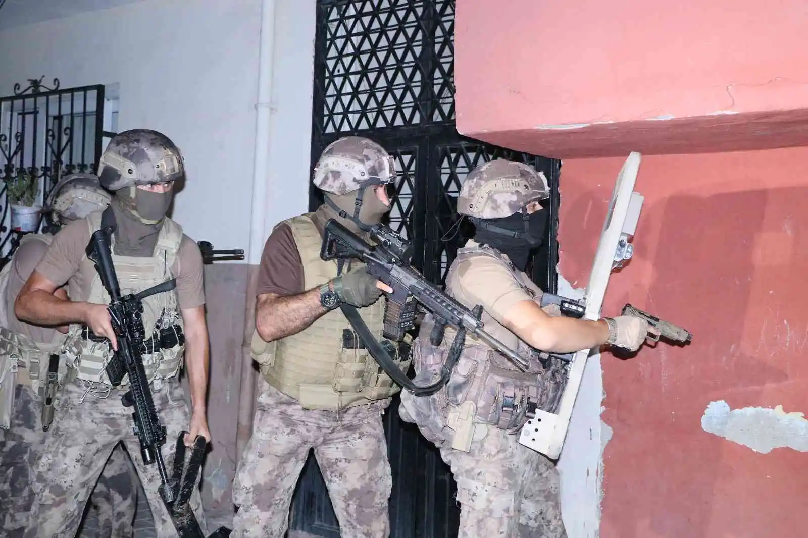 Mersin’de PKK’ya gece operasyonu: 9 gözaltı
