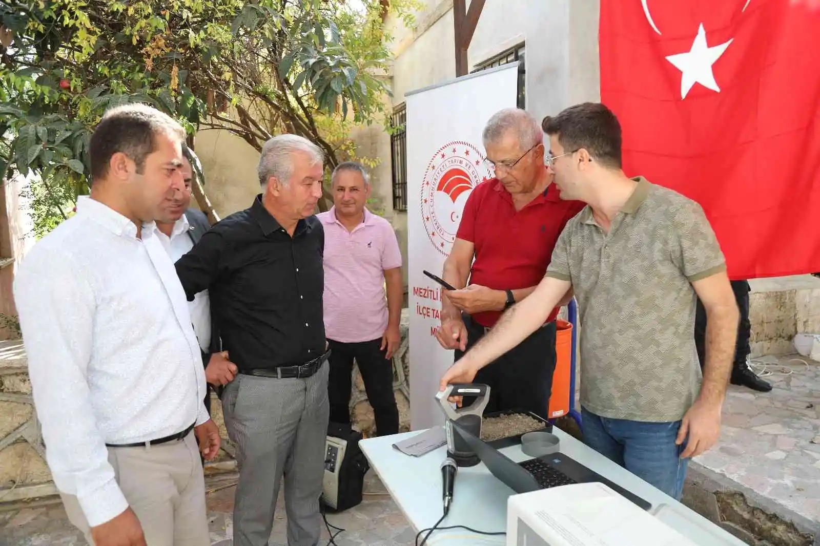 Mezitli'de çiftçilere dijital toprak analiz cihazı tanıtımı yapıldı
