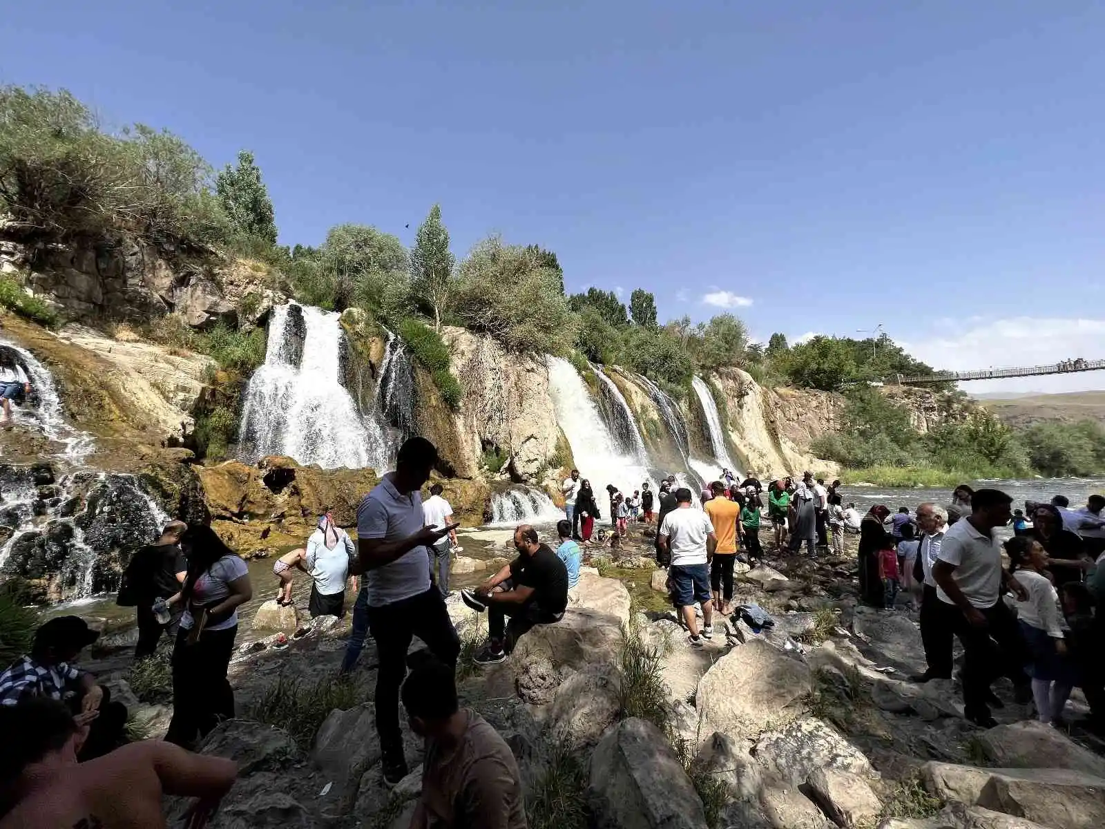 Muradiye Şelalesinde sonbahar güzelliği