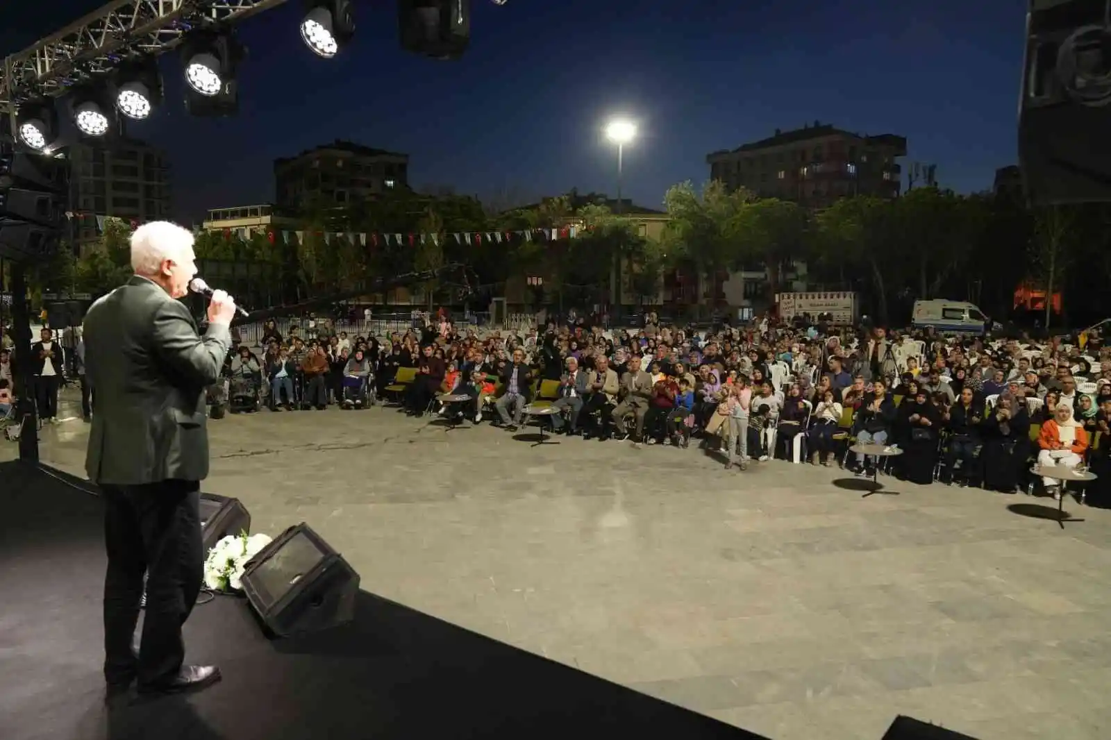 Nihat Hatipoğlu ve Abdurrahman Önül ‘Yaz Akşamları Sohbetleri’nde Ümraniye halkı ile buluştu