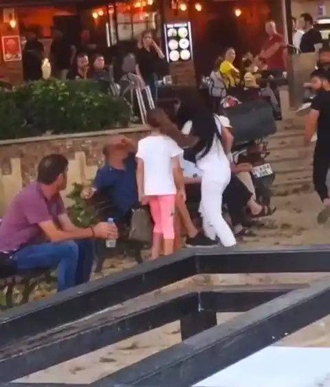 Öfkeli kadın, bir erkeği herkesin içinde defalarca tokatladı
