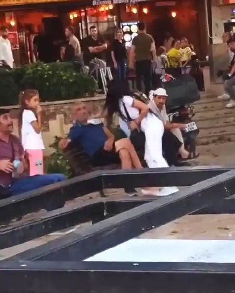 Öfkeli kadın, bir erkeği herkesin içinde defalarca tokatladı