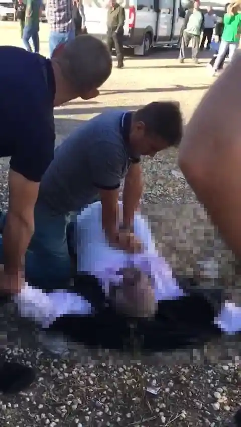 Öğrencileri beklerken fenalaşan şoförü kalp masajıyla hayatta tutmaya çalıştı