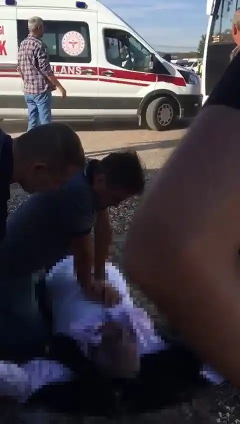 Öğrencileri beklerken fenalaşan şoförü kalp masajıyla hayatta tutmaya çalıştı