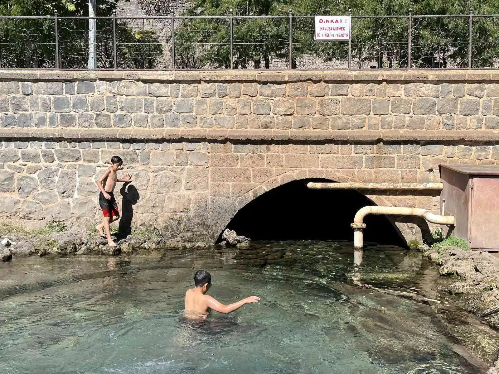 Okulların açılmasına rağmen çocuklar Anzele suyunda yüzmekten vazgeçmedi
