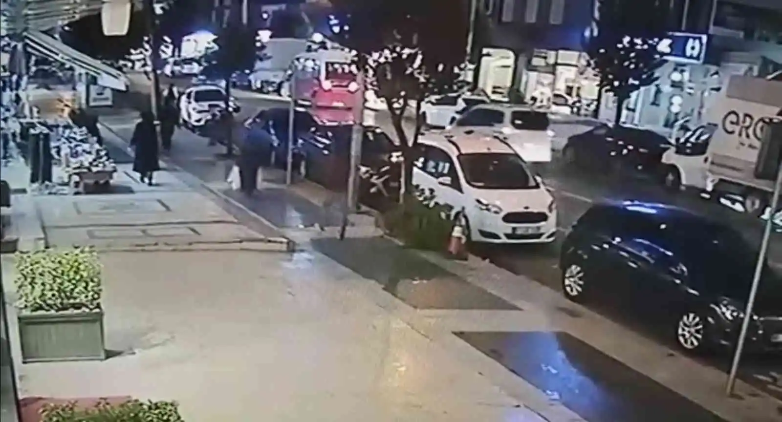 Otomobilin çarptığı yayanın ayakları yerden kesildi