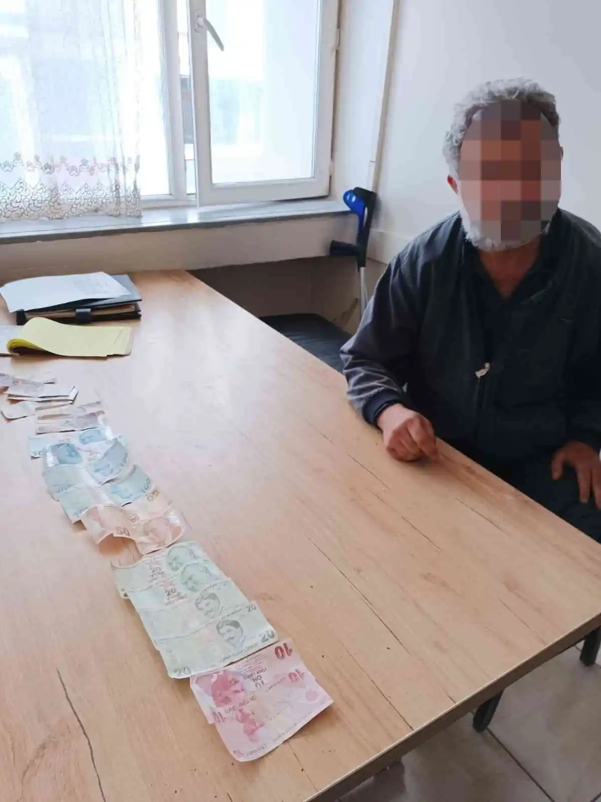 Paraları sakladığı yer ekipleri şaşkına çevirdi