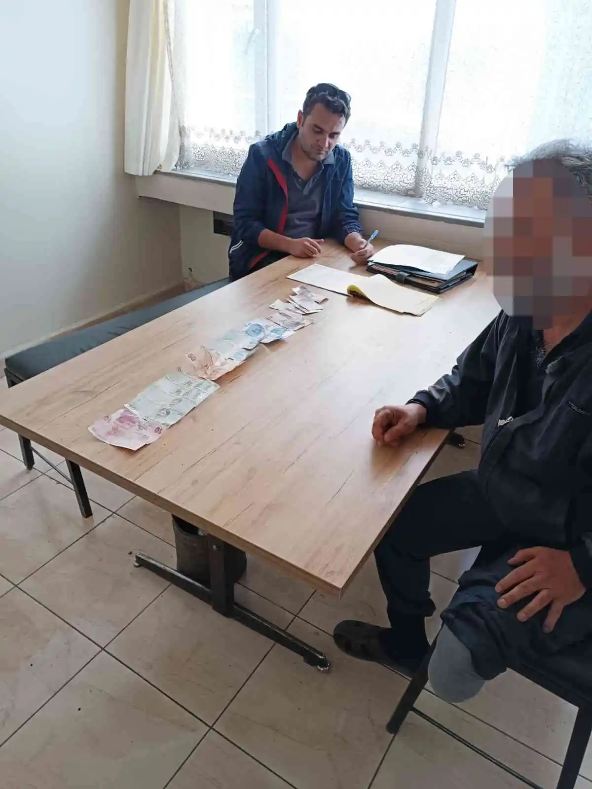 Paraları sakladığı yer ekipleri şaşkına çevirdi