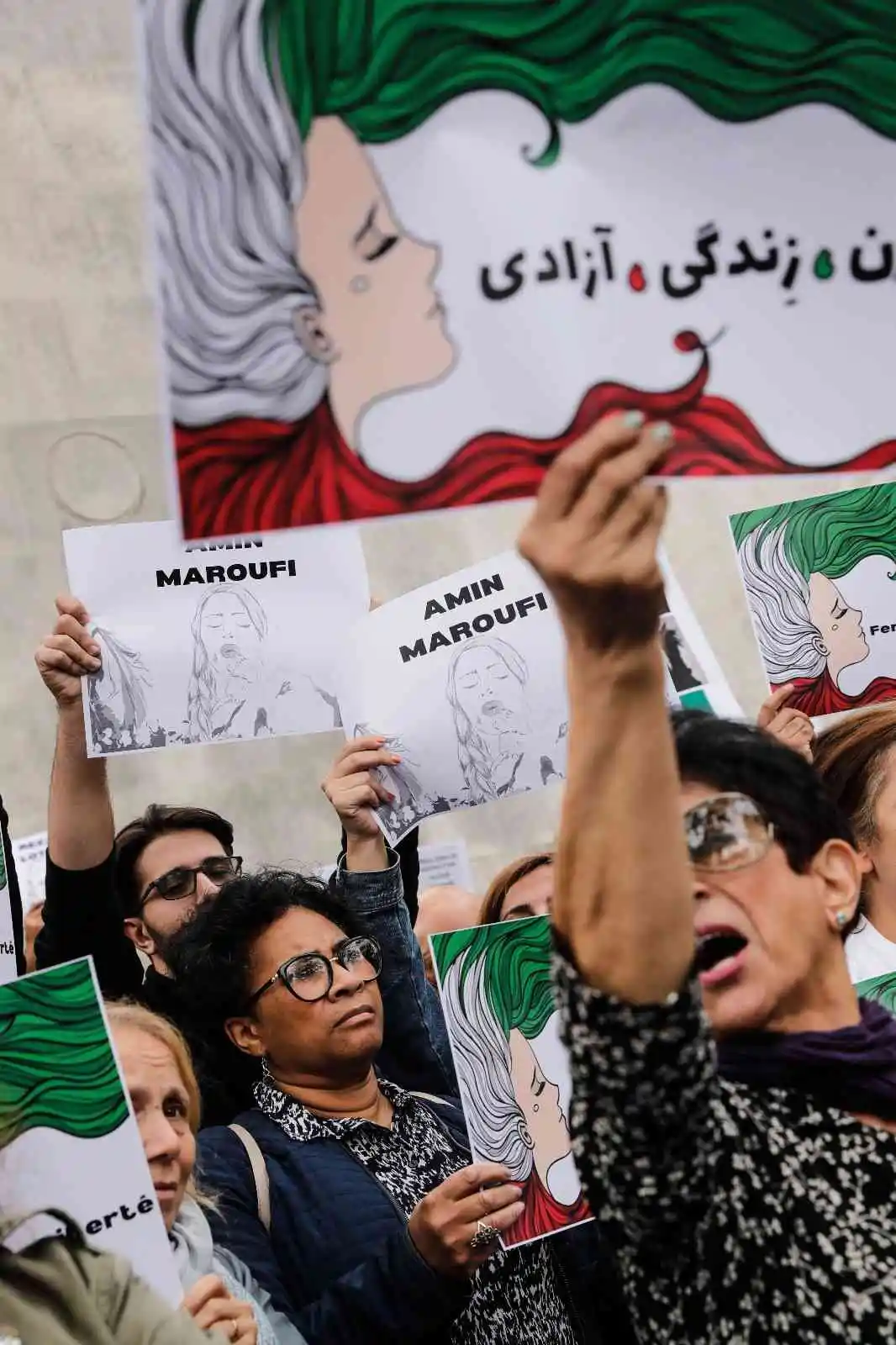 Paris’te Mahsa Amini’nin ölümü protesto edildi