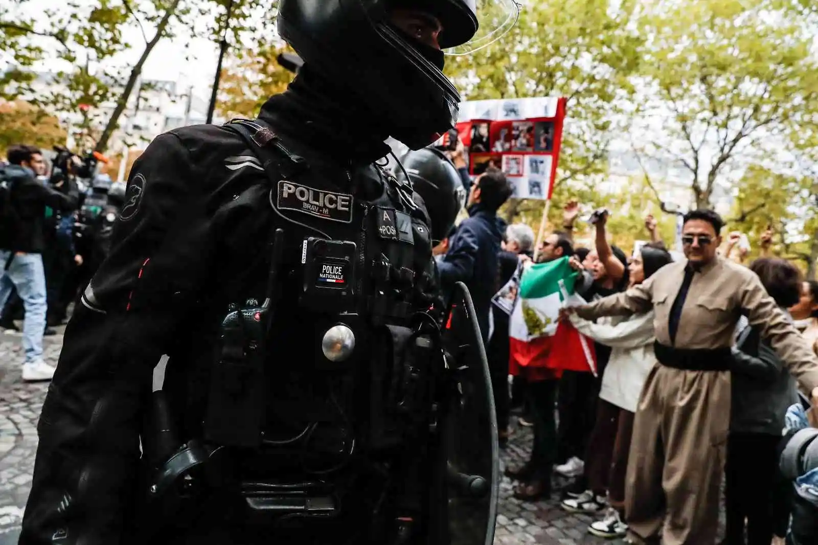 Paris’te Mahsa Amini’nin ölümü protesto edildi