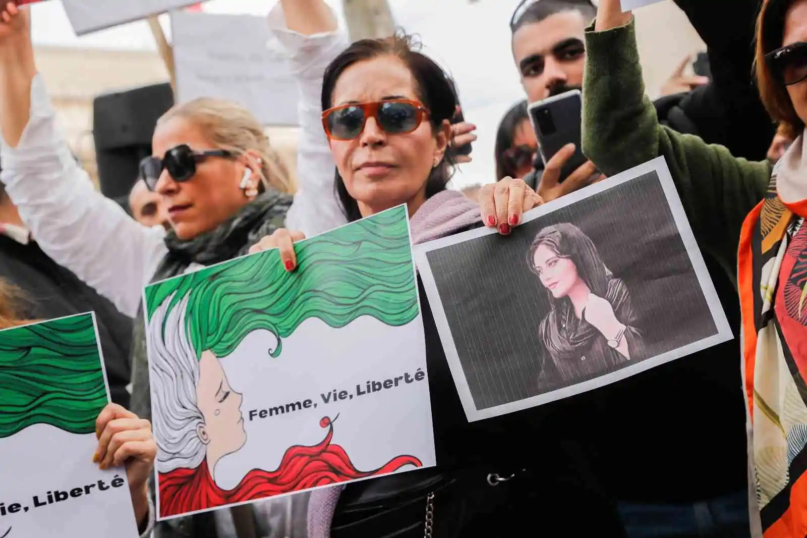 Paris’te Mahsa Amini’nin ölümü protesto edildi