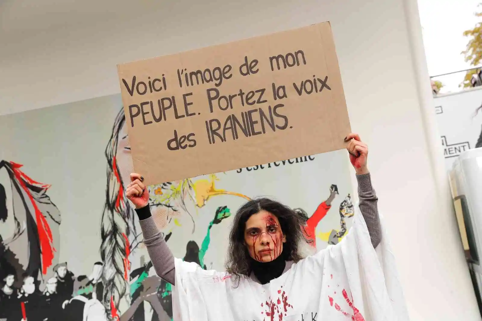 Paris’te Mahsa Amini’nin ölümü protesto edildi