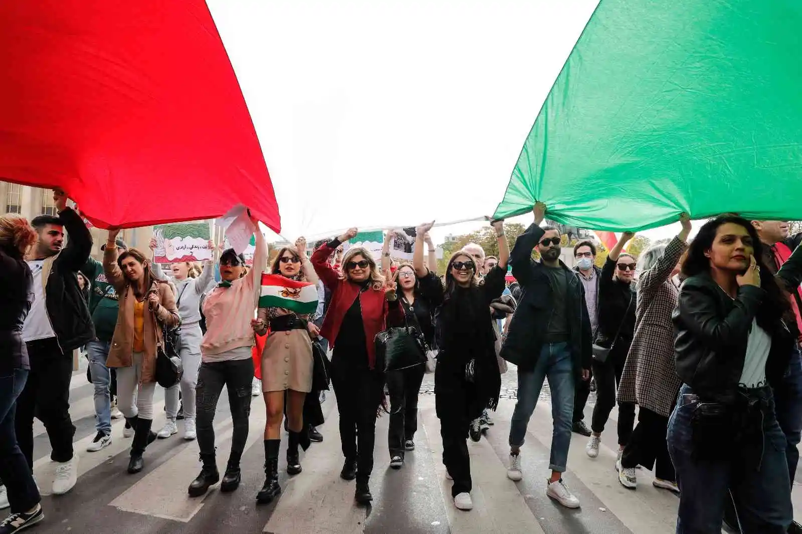 Paris’te Mahsa Amini’nin ölümü protesto edildi