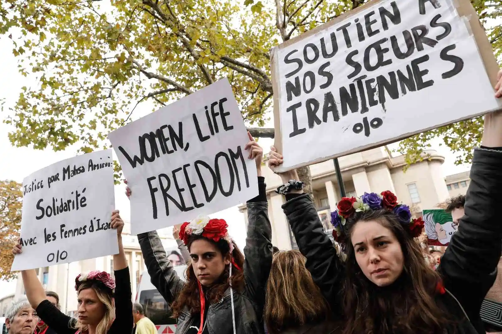 Paris’te Mahsa Amini’nin ölümü protesto edildi