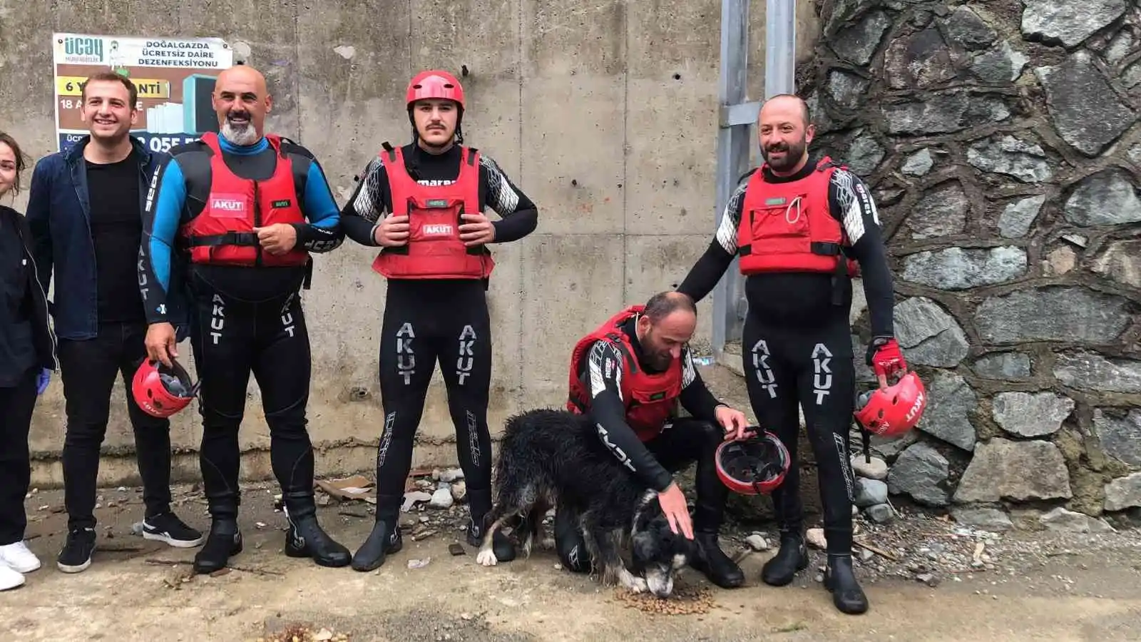 Rize’de dereden köpek kurtarma operasyonu