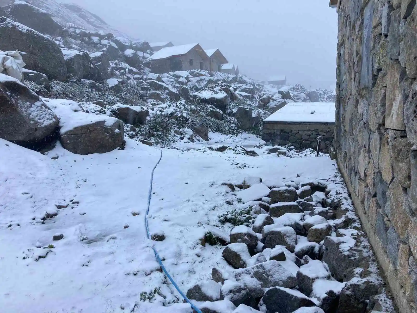 Rize'nin yüksek kesimlerine mevsimin ilk karı yağdı