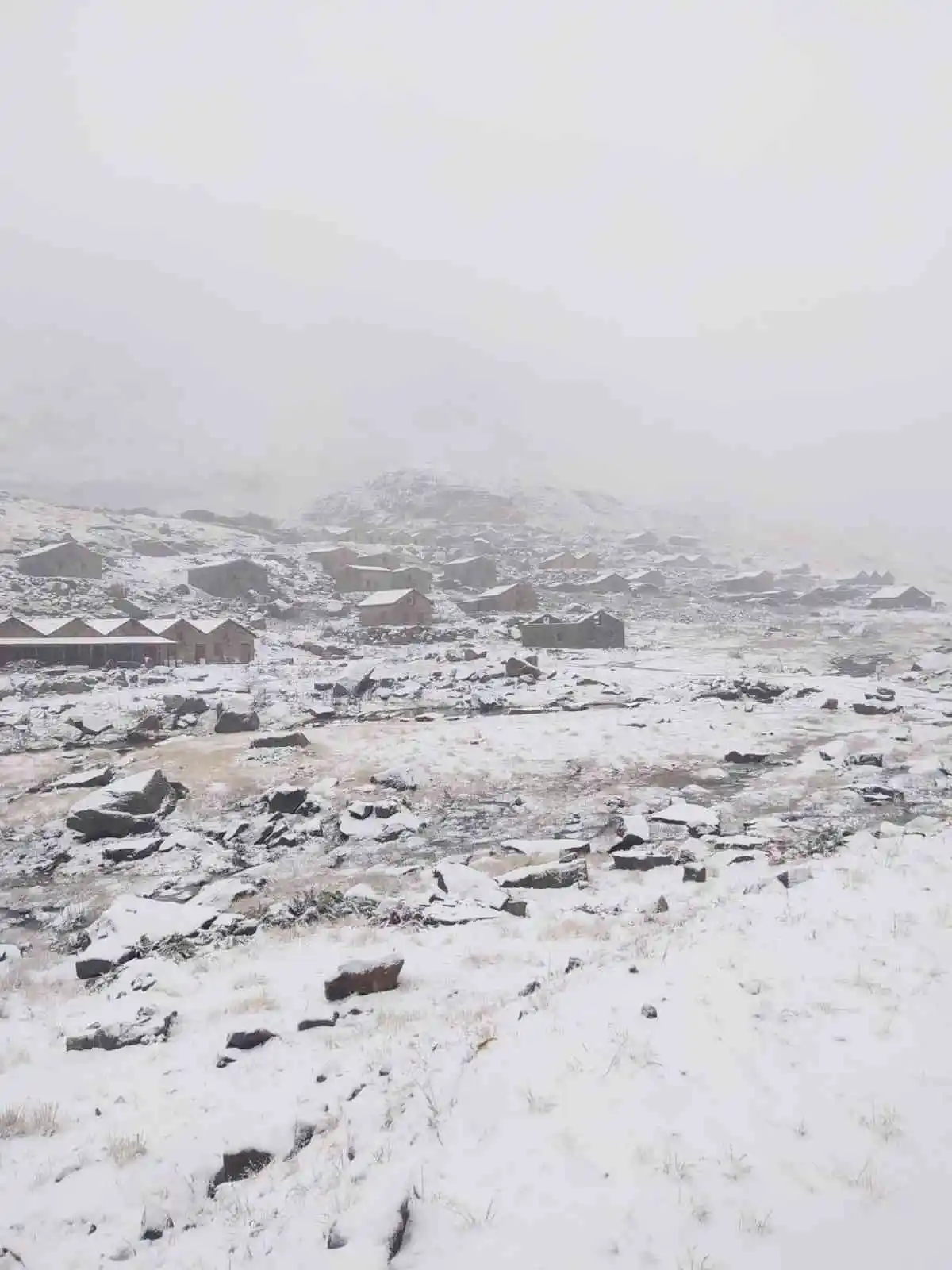 Rize’nin yüksek kesimlerine mevsimin ilk karı yağdı