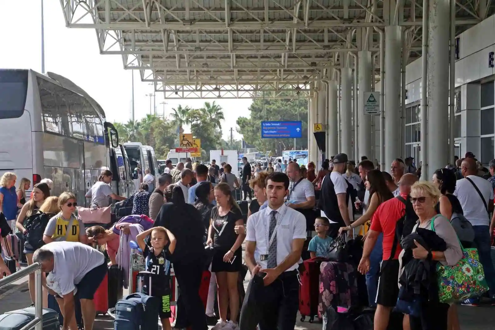 Seferberlik sonrası Rusya’dan Antalya’ya gelen günlük 80 uçağa 3-4 sefer ilave edilmiş durumda
