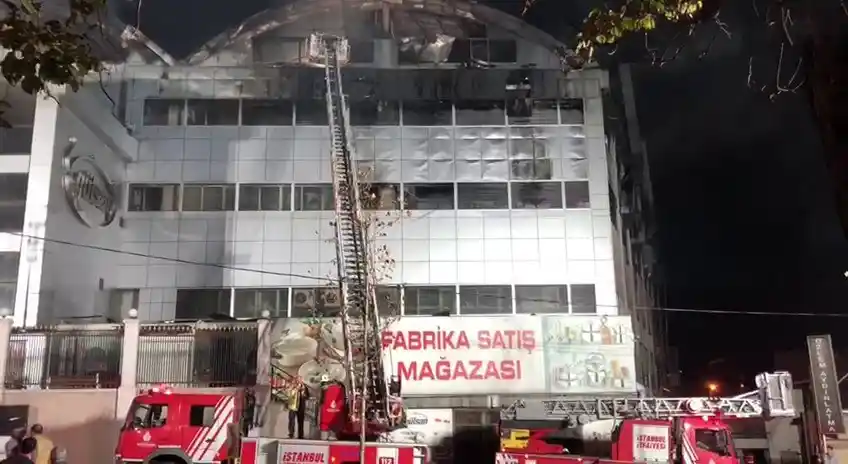 Sultanbeyli’de çelik tencere fabrikasında çıkan yangın 13 saat sonra söndürüldü
