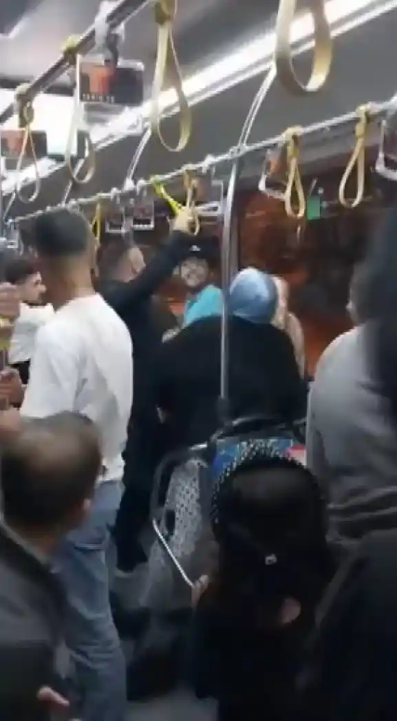 Sultanbeyli'de yolcuların koltuk kavgası kamerada
