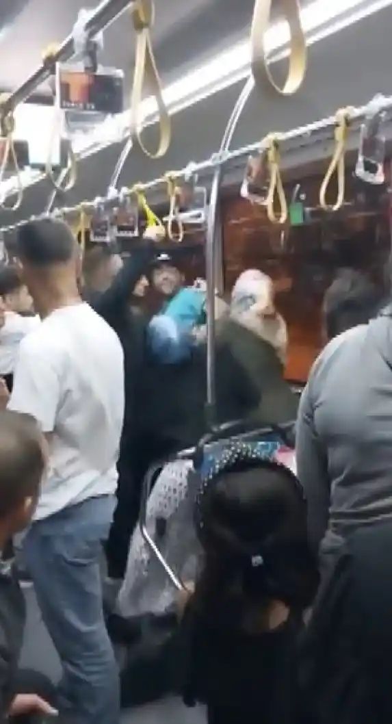 Sultanbeyli’de yolcuların koltuk kavgası kamerada