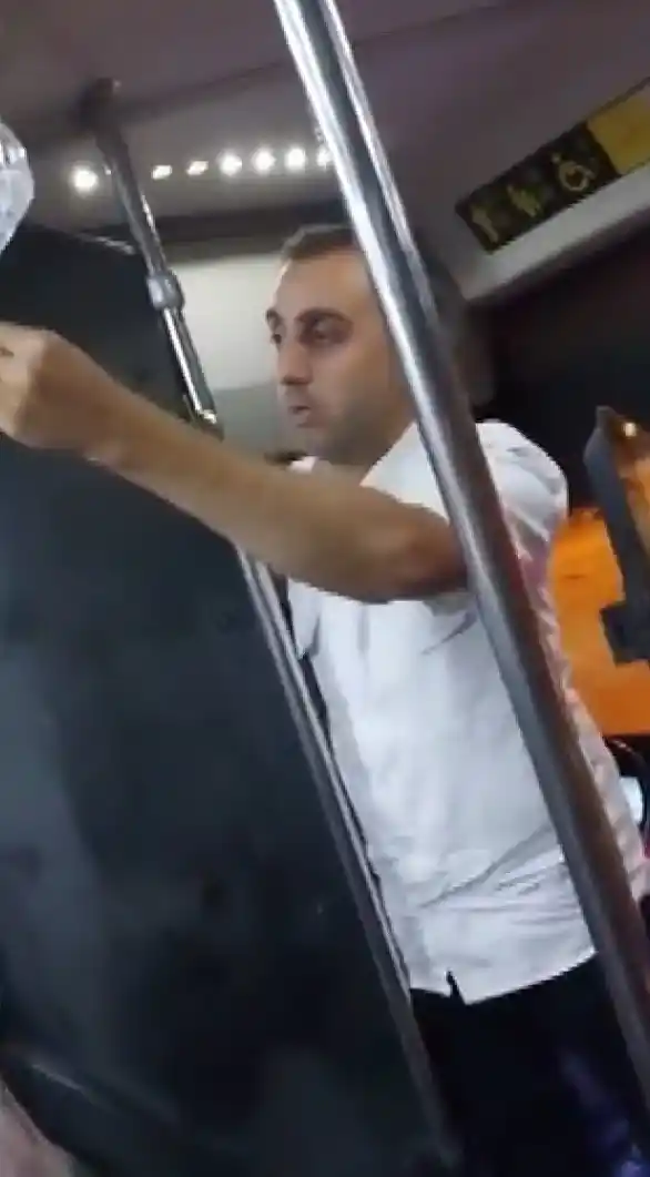 Sultanbeyli’de yolcuların koltuk kavgası kamerada