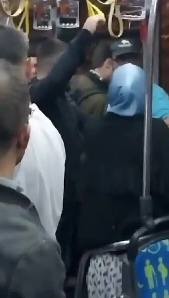 Sultanbeyli’de yolcuların koltuk kavgası kamerada