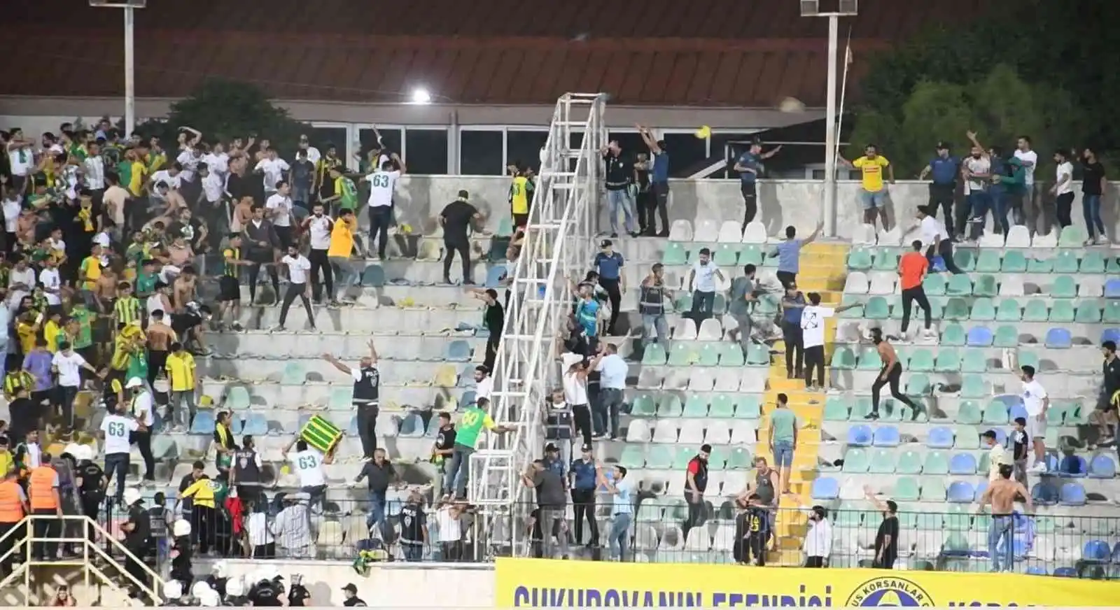 Tarsus İdman Yurdu ile Şanlıurfa maçında koltuklar havada uçuştu