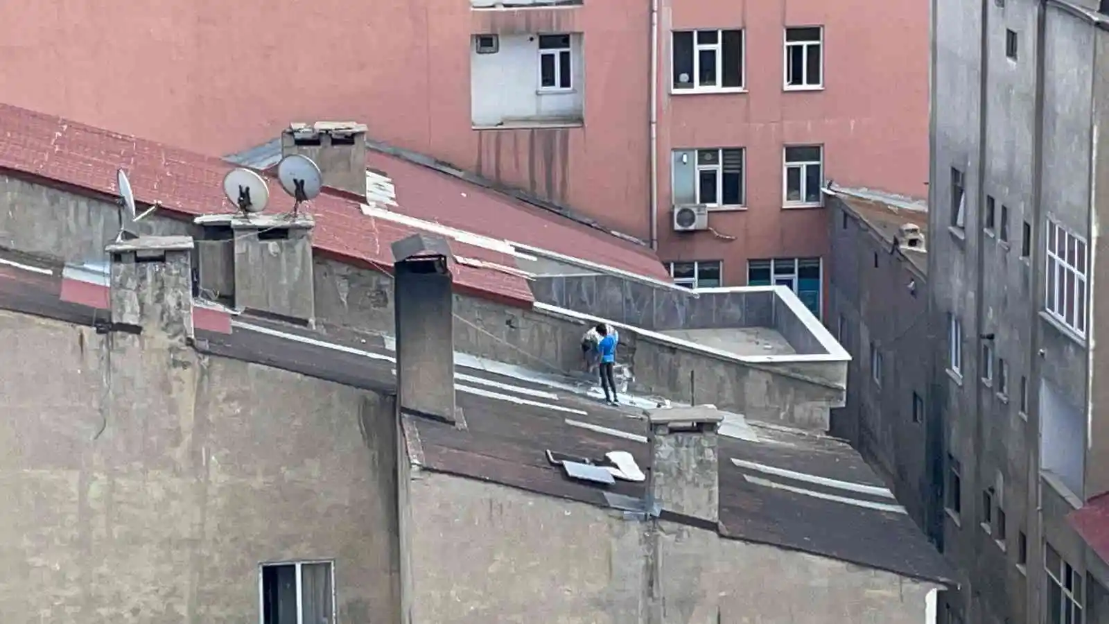 Tatvan'da çatıda tehlikeli tamirat