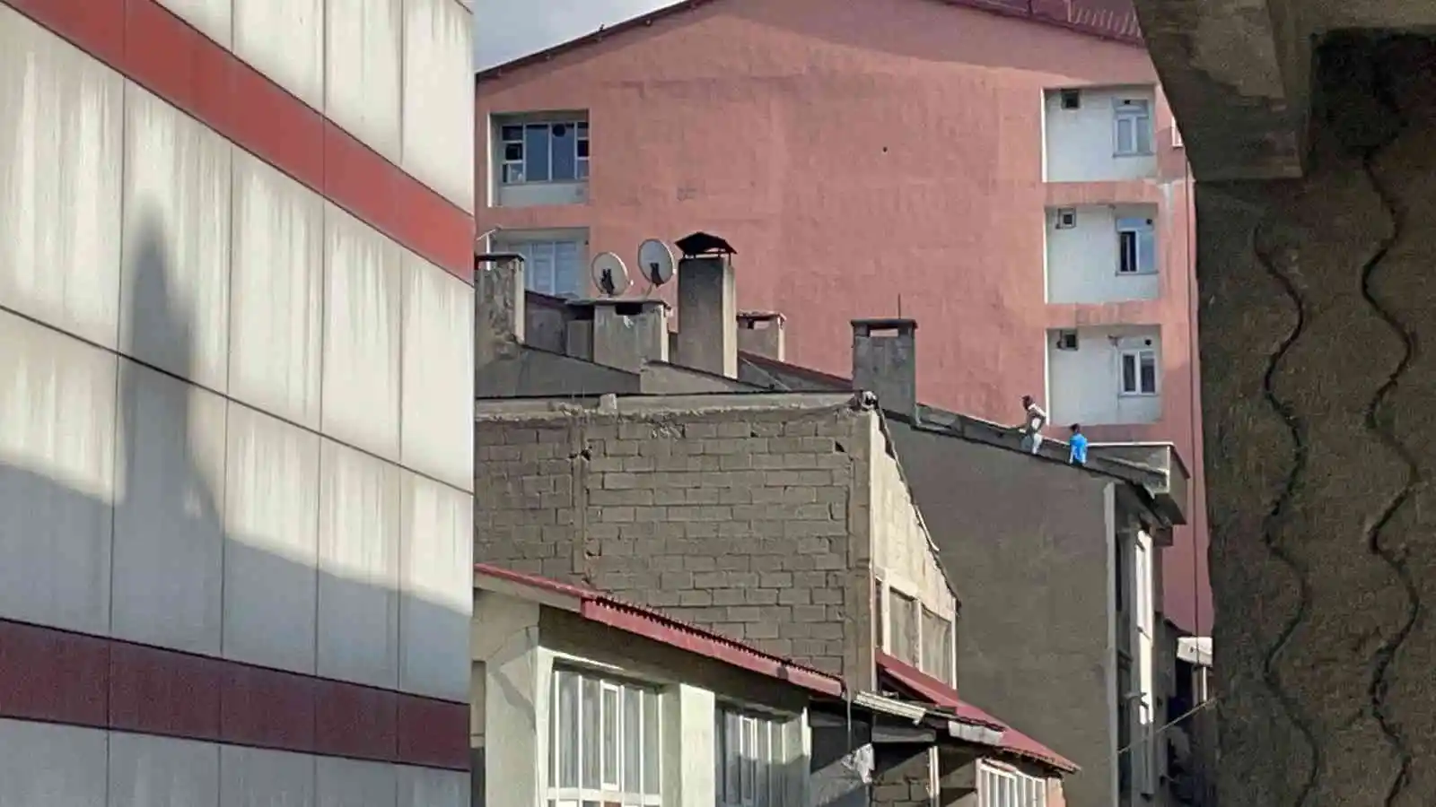 Tatvan’da çatıda tehlikeli tamirat
