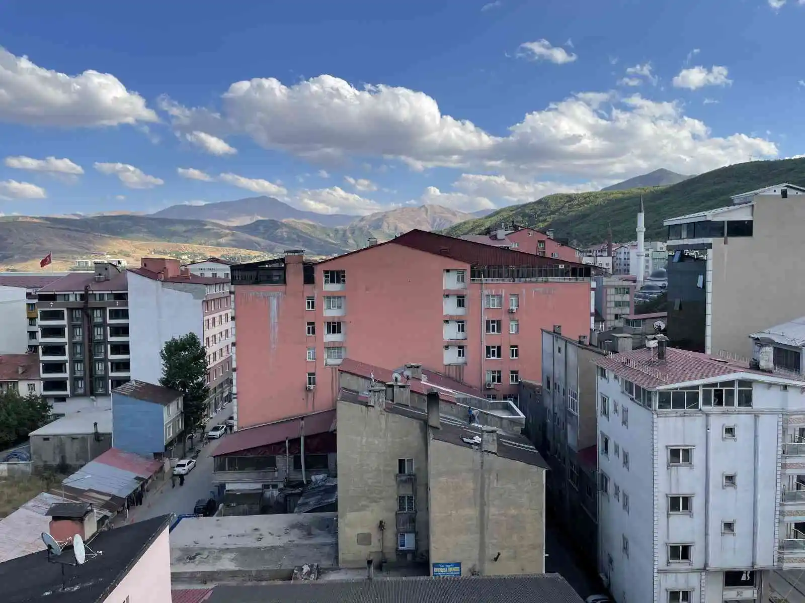 Tatvan’da çatıda tehlikeli tamirat