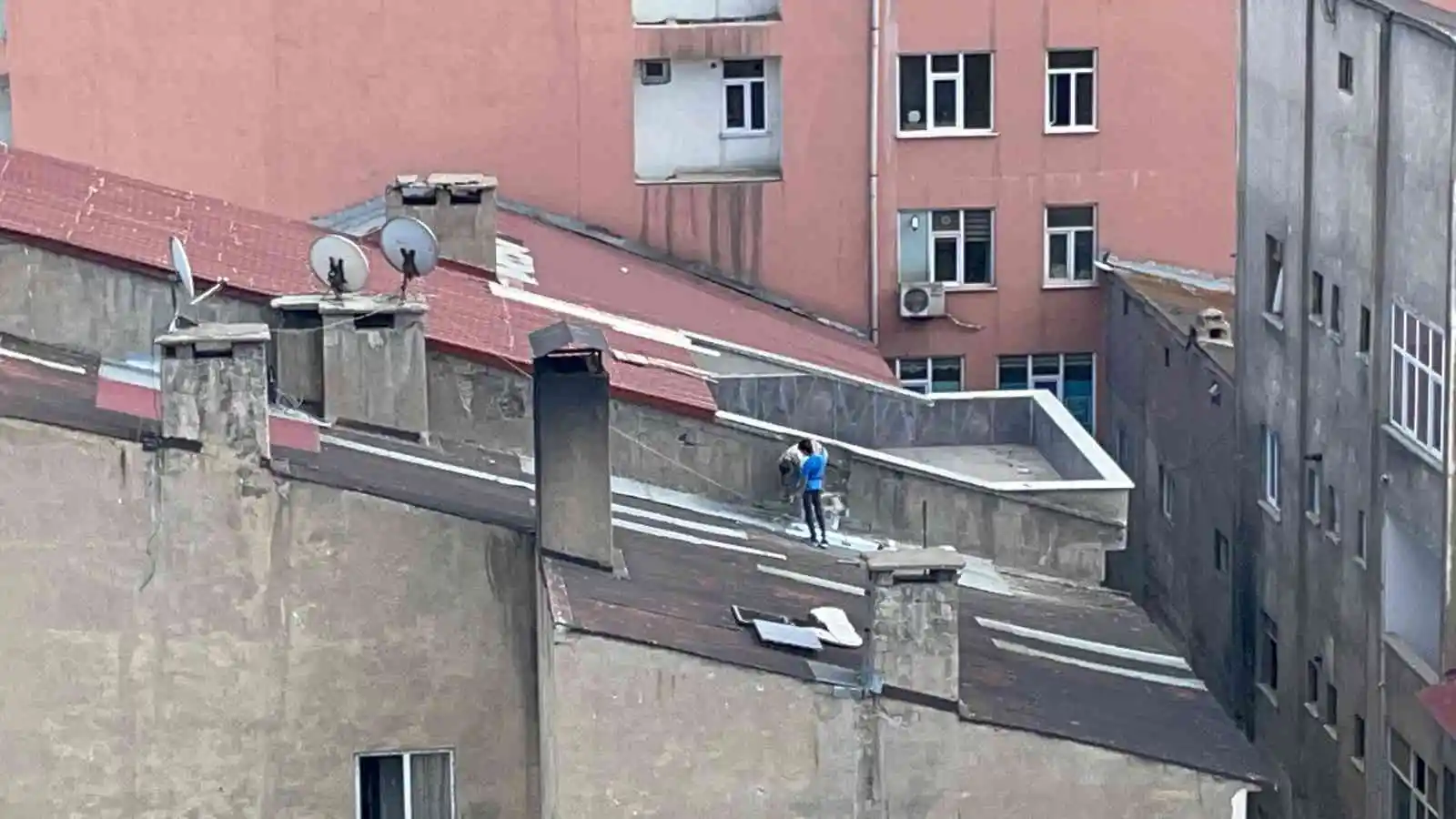 Tatvan’da çatıda tehlikeli tamirat
