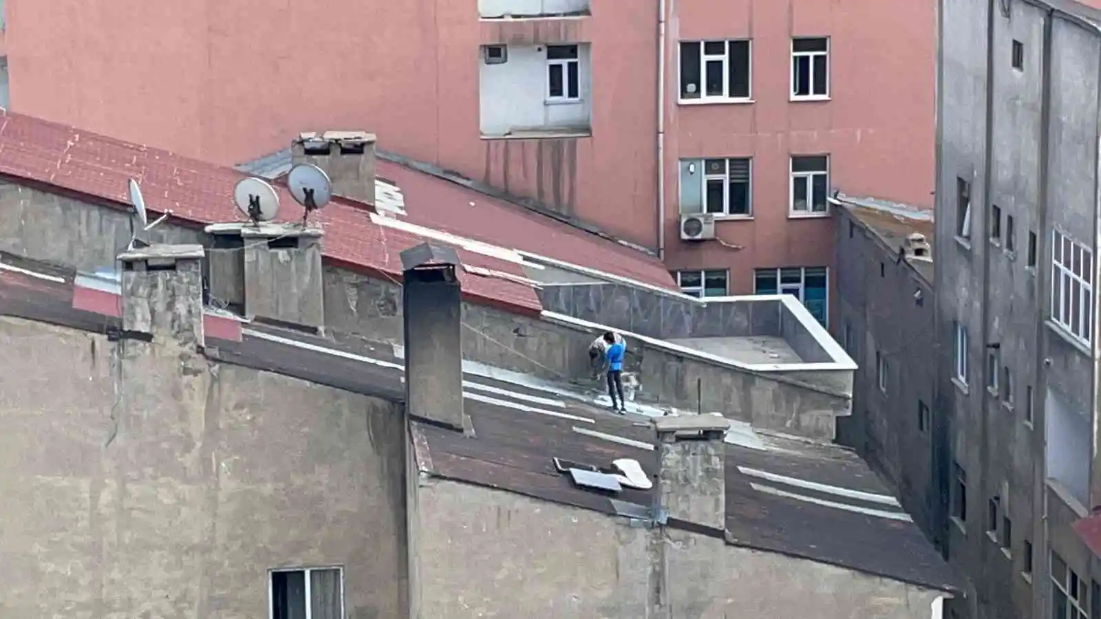 Tatvan’da çatıda tehlikeli tamirat