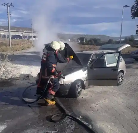 Tavşanlı'da yanan araç kısa sürede söndürüldü