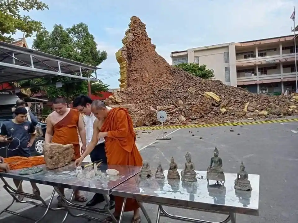 Tayland'da 500 yıllık tapınakta çökme

