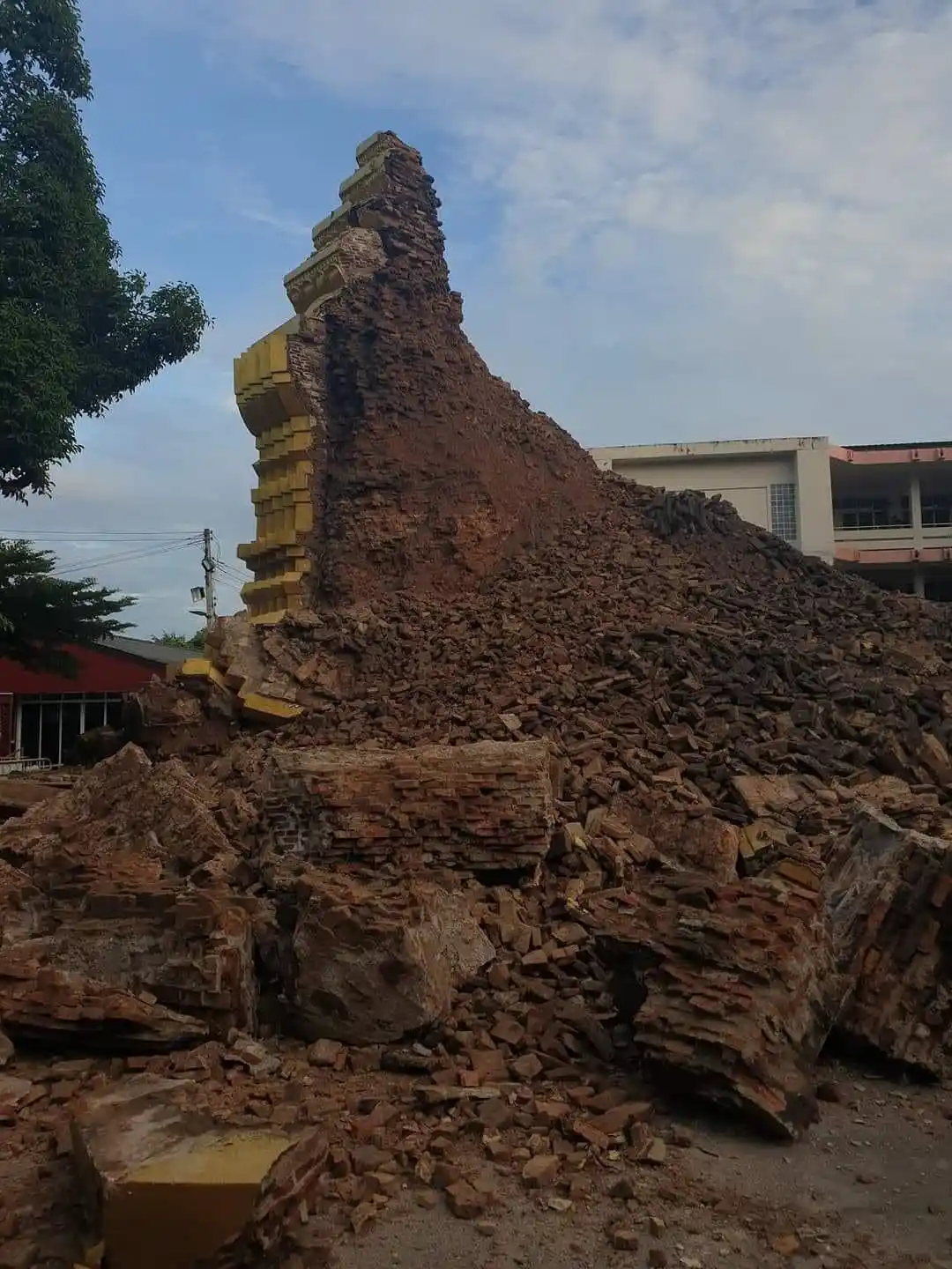 Tayland’da 500 yıllık tapınakta çökme
