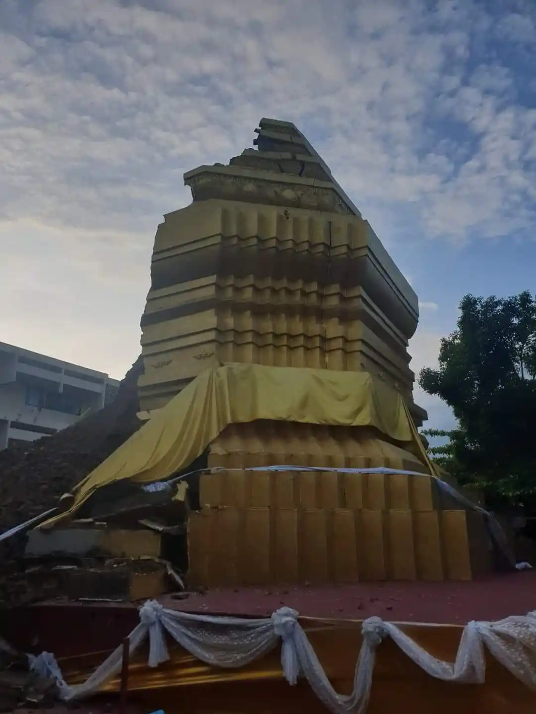 Tayland’da 500 yıllık tapınakta çökme
