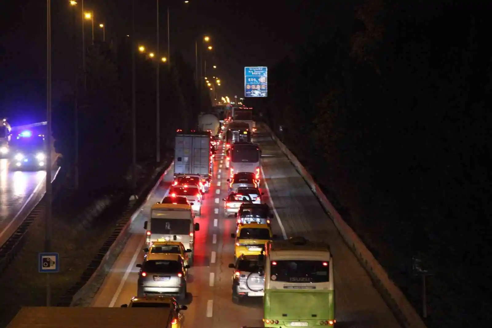 Tır bariyerlere çarparak sürüklendi, kaza ucuz atlatıldı
