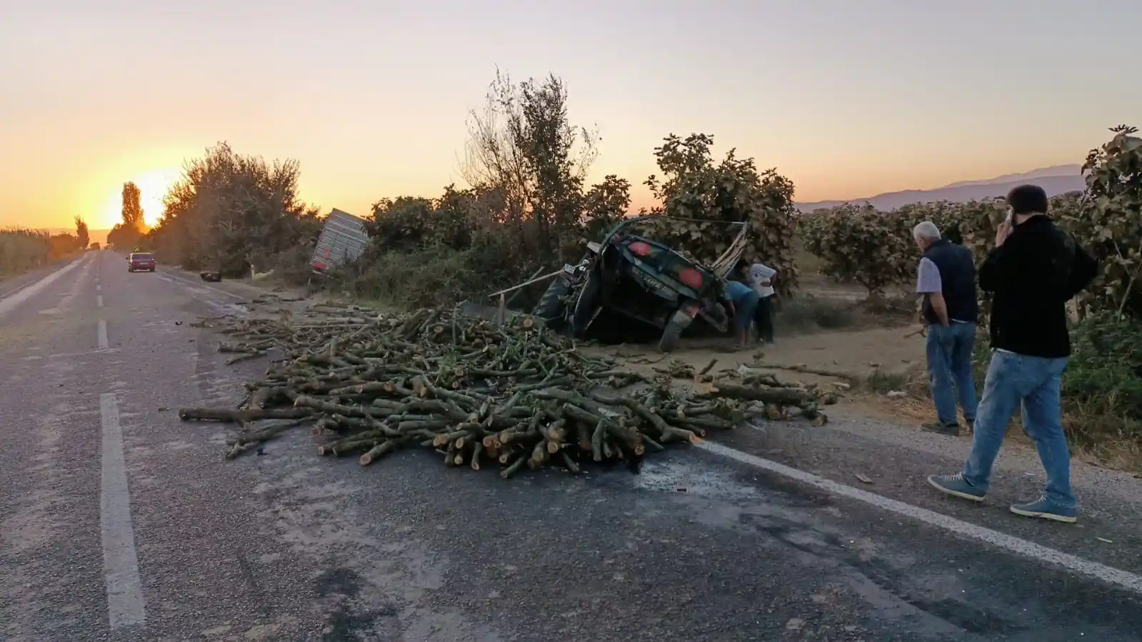 Tire’de kamyon traktöre arkadan çarptı: 1 ölü, 1 yaralı