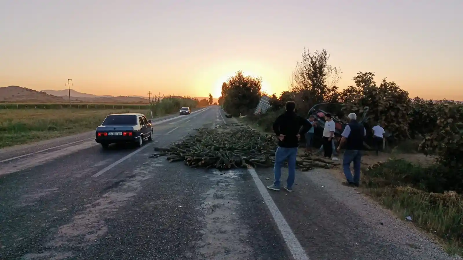 Tire’de kamyon traktöre arkadan çarptı: 1 ölü, 1 yaralı