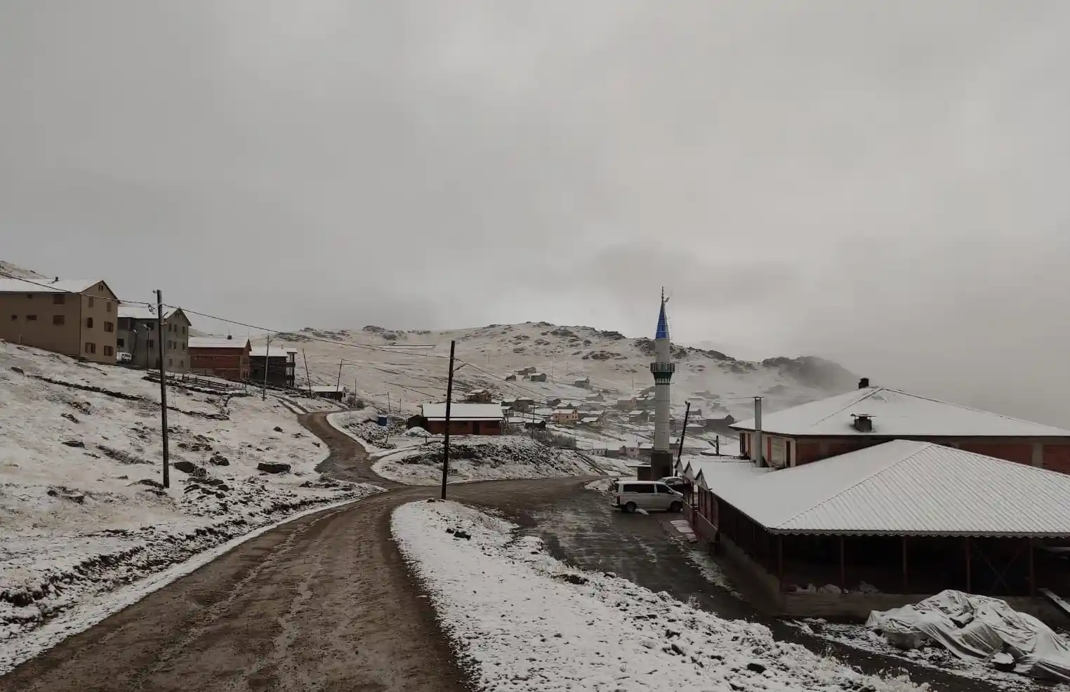 Trabzon'un yaylalarına mevsimin ilk karı yağdı